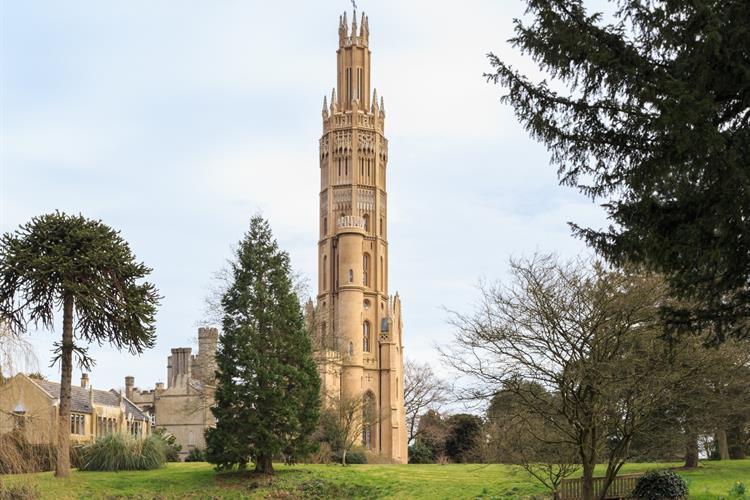 imagen 11 de Se vende Hadlow Tower: una torre gótica convertida en vivienda de lujo.