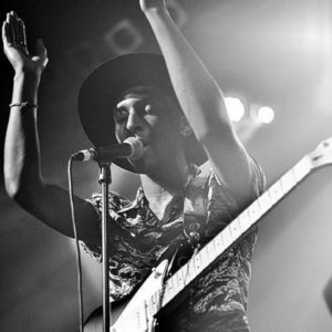 La versatilidad musical de Samm Henshaw es una muestra más de su talento.