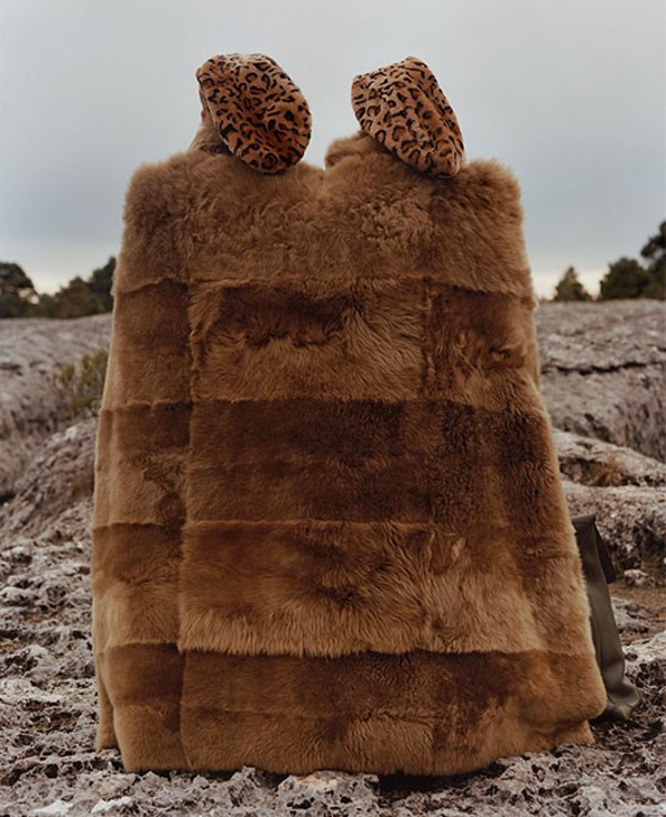 imagen 6 de Amplias prendas de piel, tejidos naturales y aires vaqueros en el universo masculino de Loewe.