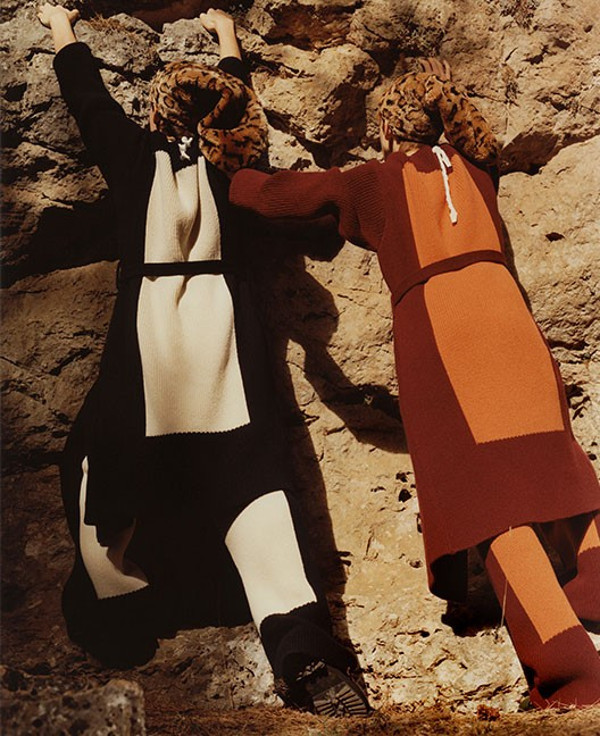 imagen 9 de Amplias prendas de piel, tejidos naturales y aires vaqueros en el universo masculino de Loewe.