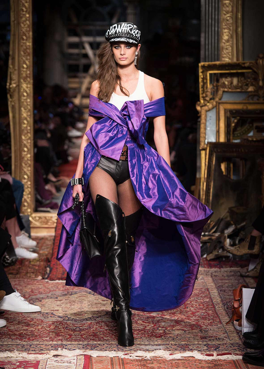 imagen 4 de Moschino apuesta por una estética rompedora llena de cuero y jirones.