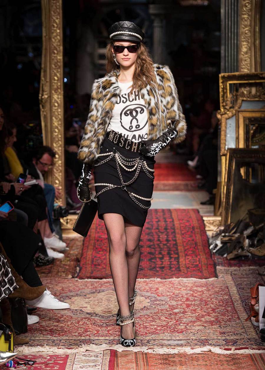 imagen 17 de Moschino apuesta por una estética rompedora llena de cuero y jirones.