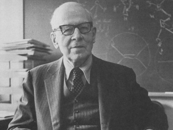 Robert S. Mulliken, Premio Nobel de Química por sus trabajos sobre las moleculares.