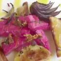 Salmón marinado con remolacha, cítricos y jengibre.
