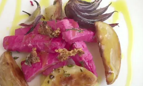 Salmón marinado con remolacha, cítricos y jengibre.