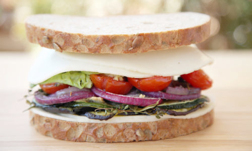 Hazte un sándwich de verduras aromatizadas al horno.