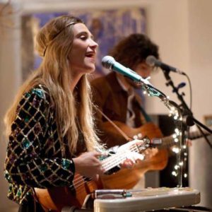 Bocanada de buen folk pop acústico y soleado con Lili´s House.