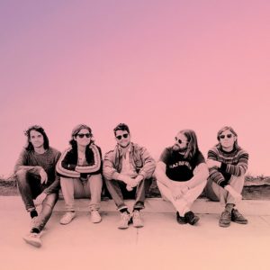 Con oleadas de distorsión y melodía nos captura la música de Cheerleader.