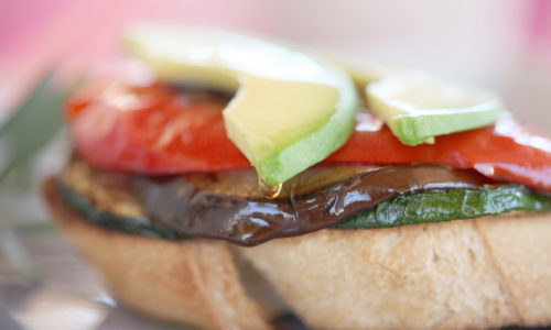 ¿Tostas crujientes de gulas o de verduras asadas?