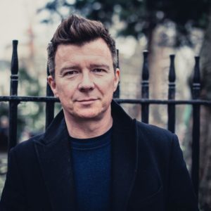 Después de más de diez años, el veterano cantante Rick Astley publica un nuevo álbum de estudio.