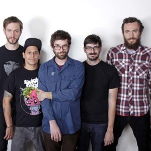 El nuevo videoclip de AJJ es una divertida parodia de los súper videos que graban otras famosas bandas.