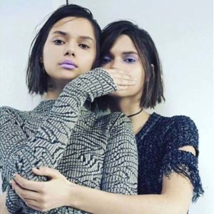 El oscuro pop de las gemelas Bloom Twins resuena entre las sombras.