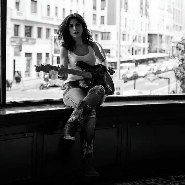 imagen 1 de Érase una mujer a una guitarra pegada, era una mujer superlativa… Susan Santos.
