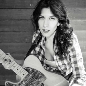 Érase una mujer a una guitarra pegada, era una mujer superlativa… Susan Santos.