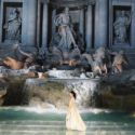 Fendi celebra sus 90 años de existencia con un espectacular desfile en la Fontana de Trevi.
