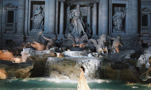 Fendi celebra sus 90 años de existencia con un espectacular desfile en la Fontana de Trevi.