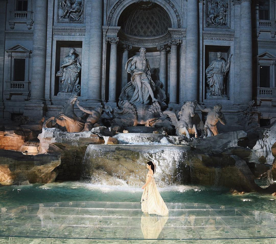 imagen 46 de Fendi celebra sus 90 años de existencia con un espectacular desfile en la Fontana de Trevi.