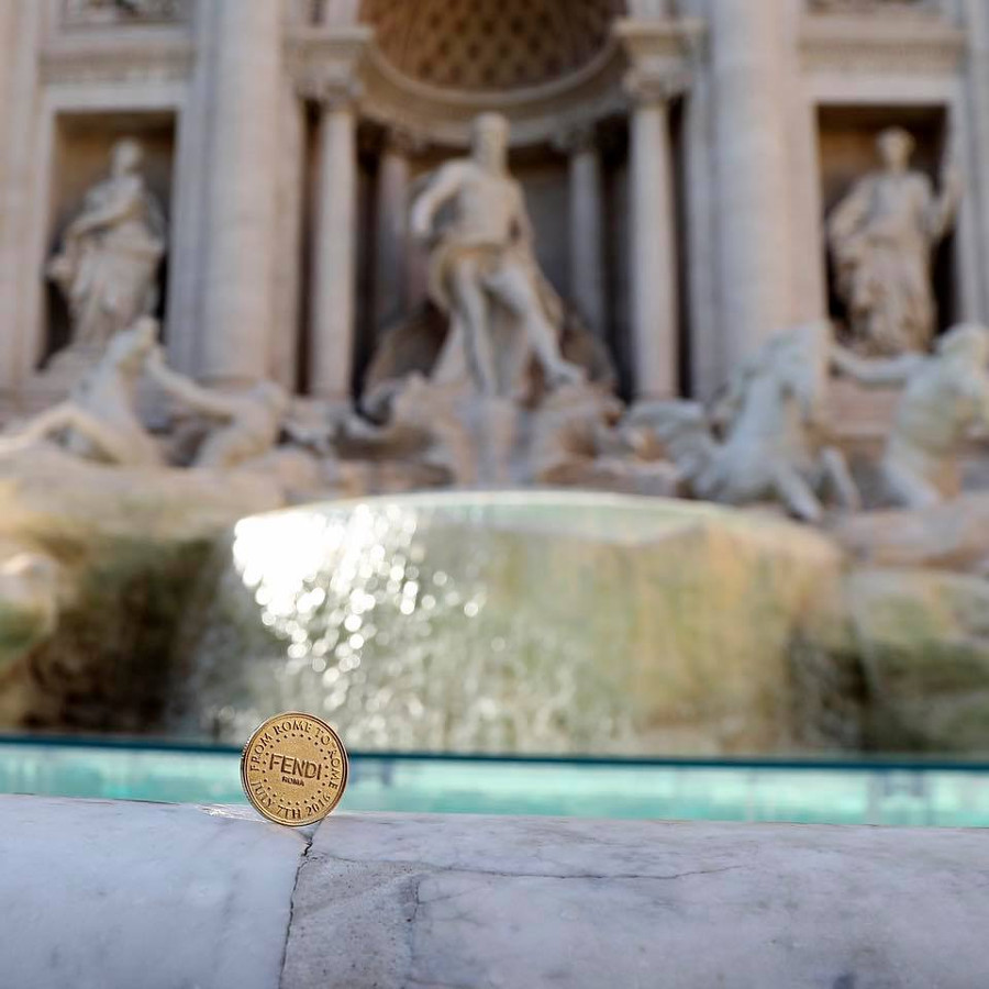 imagen 48 de Fendi celebra sus 90 años de existencia con un espectacular desfile en la Fontana de Trevi.