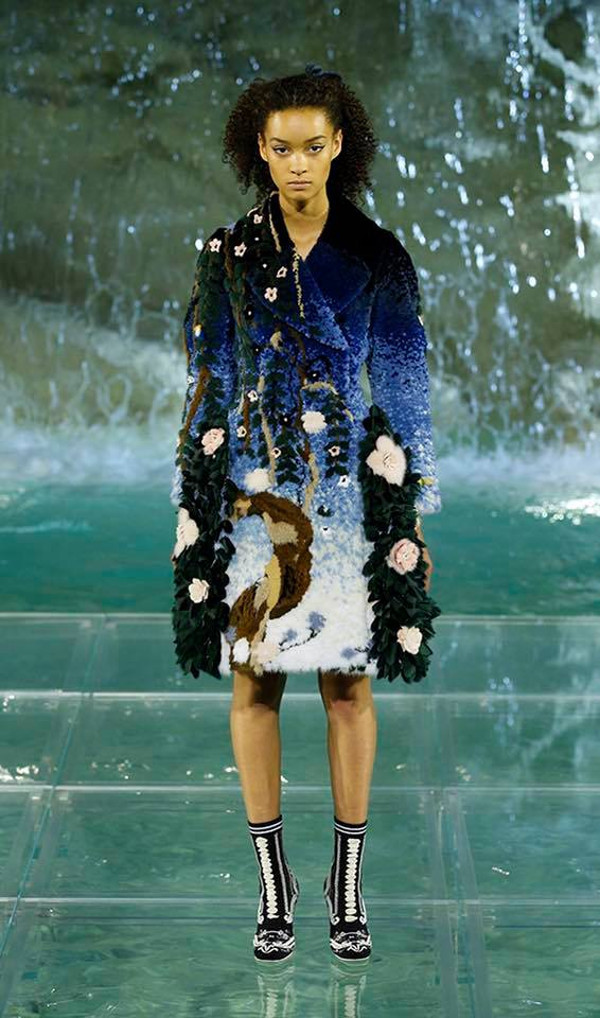 imagen 21 de Fendi celebra sus 90 años de existencia con un espectacular desfile en la Fontana de Trevi.