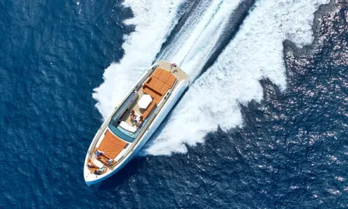 Gobierna las olas con el Vanquish VQ48.