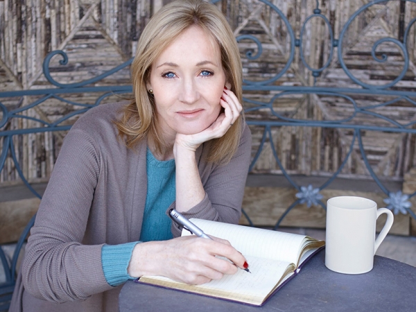 J. K. Rowling, la única persona de la lista Forbes que escribe libros.
