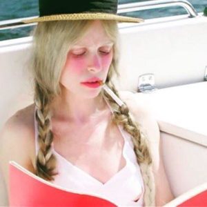 La alegre, pícara y filosófica inocencia de la francesa Petite Meller.