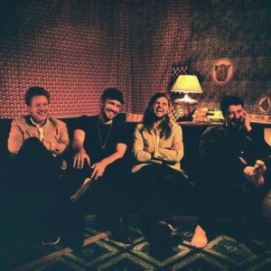 La banda inglesa Mumford & Sons se une a músicos del mundo para ensalzar las bondades de la diversidad cultural.