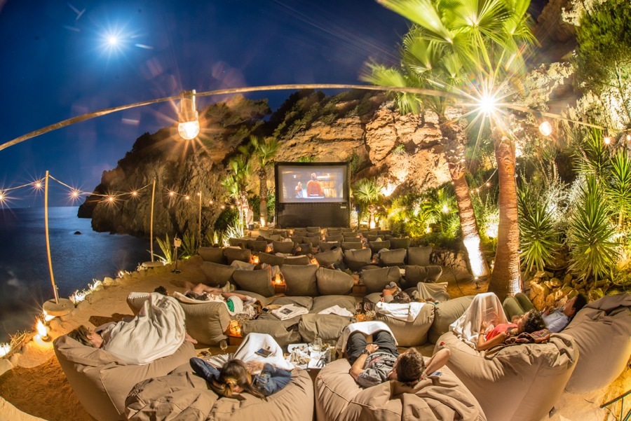 imagen 2 de Noches de cena, cine y copa a pie de playa en Ibiza.