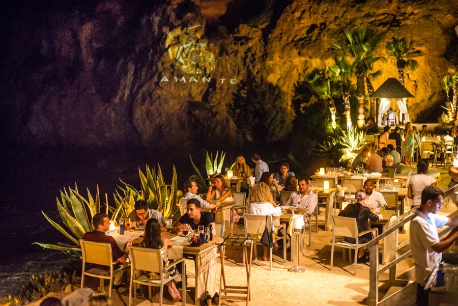 imagen 3 de Noches de cena, cine y copa a pie de playa en Ibiza.
