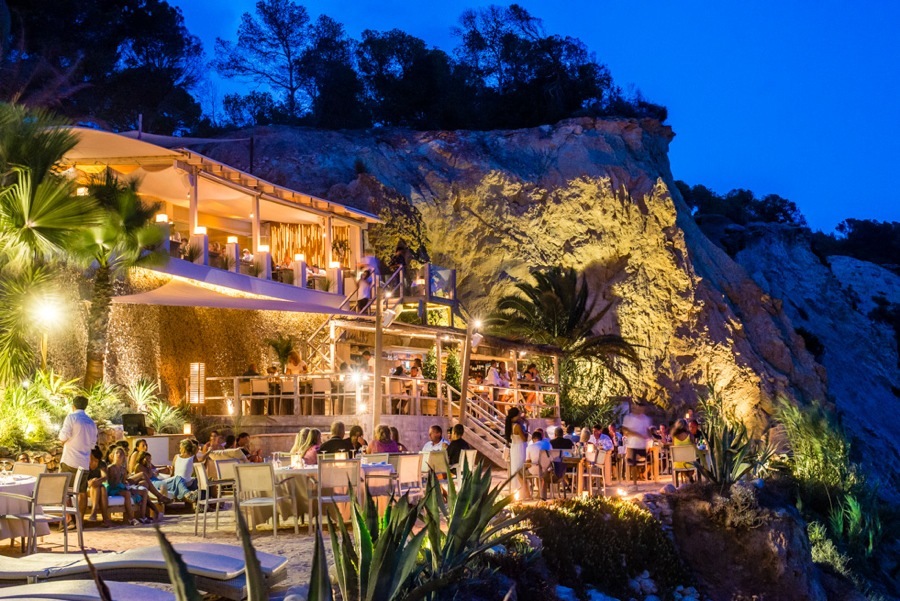 imagen 1 de Noches de cena, cine y copa a pie de playa en Ibiza.