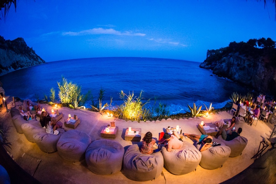 imagen 5 de Noches de cena, cine y copa a pie de playa en Ibiza.