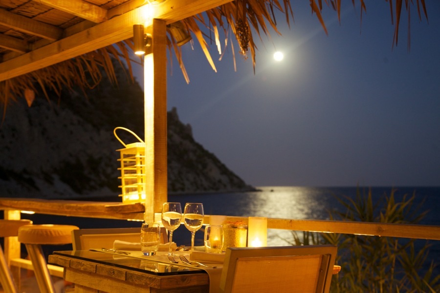 imagen 4 de Noches de cena, cine y copa a pie de playa en Ibiza.