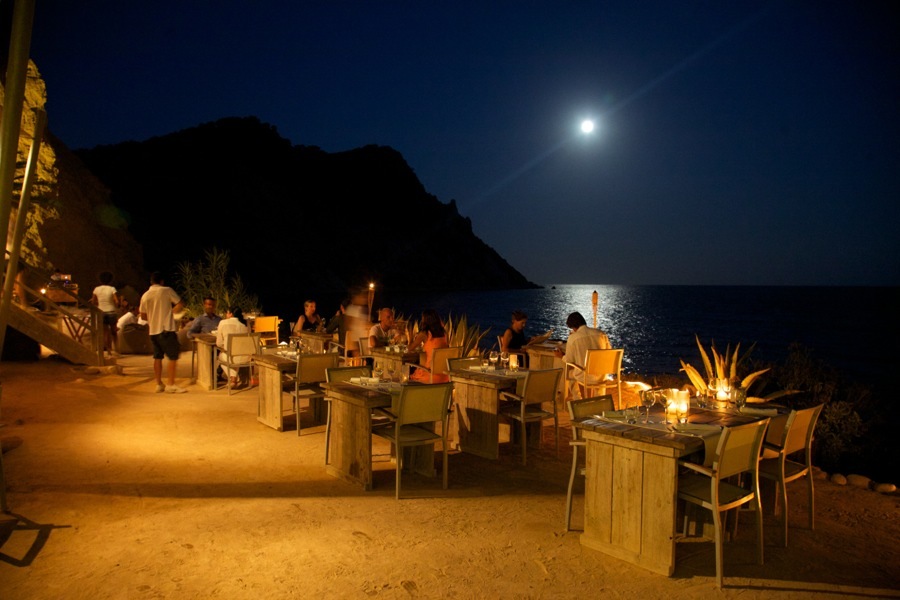 imagen 7 de Noches de cena, cine y copa a pie de playa en Ibiza.