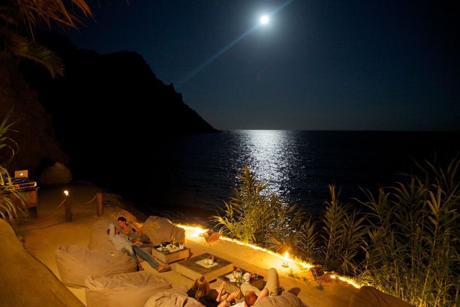 imagen 9 de Noches de cena, cine y copa a pie de playa en Ibiza.
