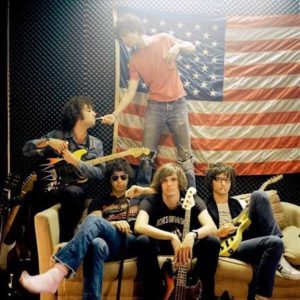 Mientras preparan un nuevo álbum, The Strokes entregan tres nuevos temas.