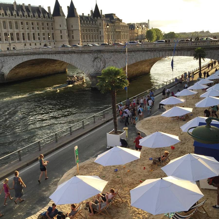 imagen 2 de Un baño de sol en la playa de París.