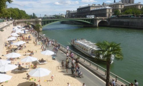 Un baño de sol en la playa de París.