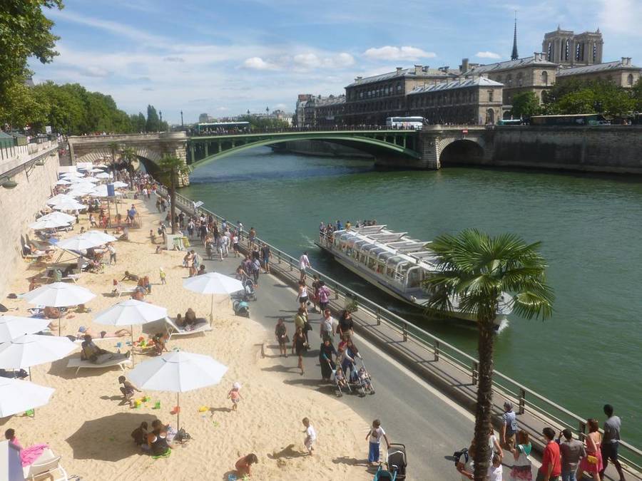 imagen 3 de Un baño de sol en la playa de París.