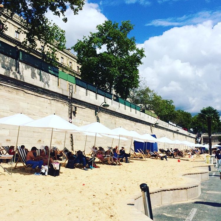 imagen 5 de Un baño de sol en la playa de París.