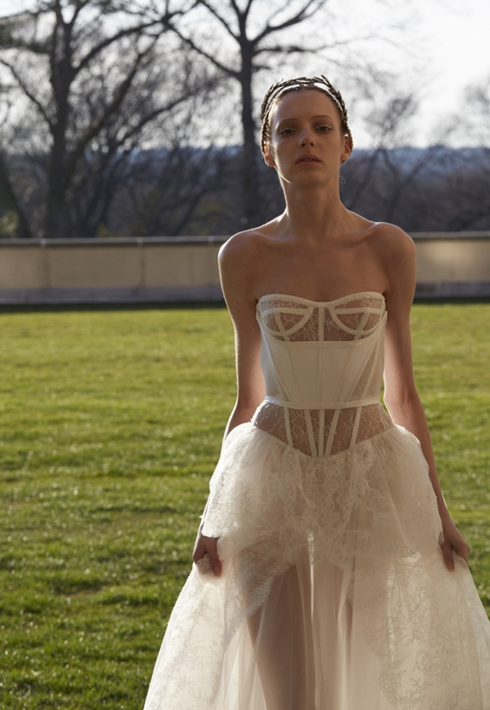 imagen 1 de Vestida de novia por los jardines de palacio.