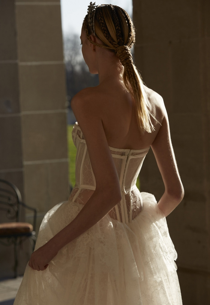 imagen 3 de Vestida de novia por los jardines de palacio.