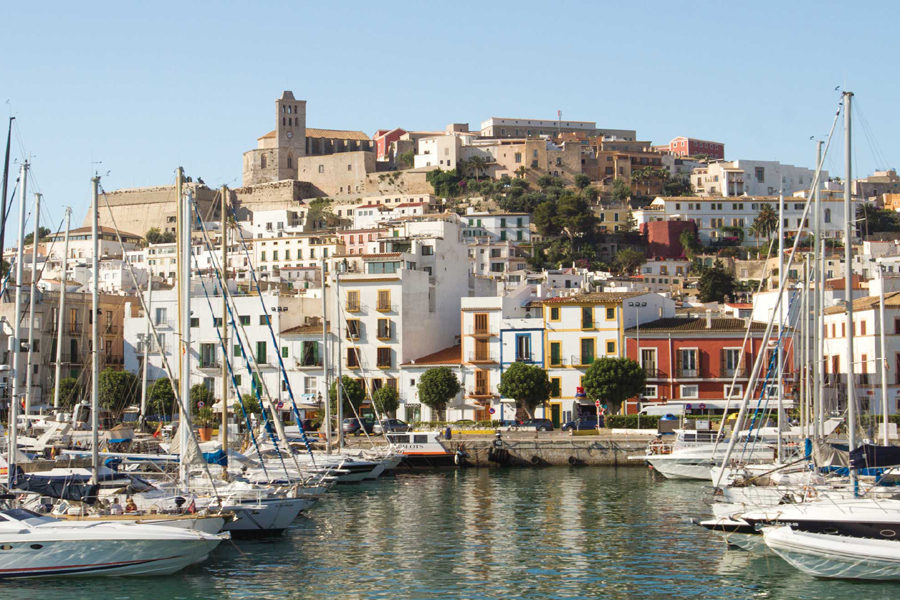 De tiendas y mercadillos por el puerto de Ibiza. 