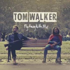 Es fácil volar de la mano de Tom Walker mientras suena su música.