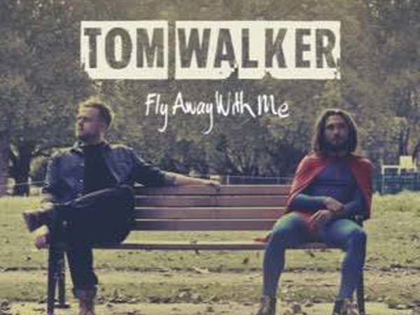 Es fácil volar de la mano de Tom Walker mientras suena su música.