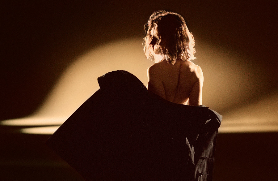 imagen 2 de Los sensuales elementos del trench coat negro de Burberry, contra la piel desnuda de Lily James.