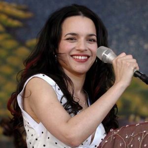 Tras cuatro años de silencio y tan elegante como siempre, aquí está Norah Jones.