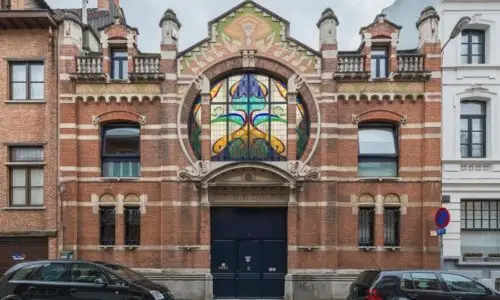 1.650.000 euros y una moderna vivienda en la vieja Europa.