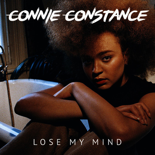 imagen 2 de Con su voz, la joven cantante Connie Constance hace perder la cabeza a cualquiera.