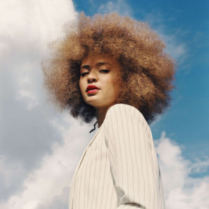 Con su voz, la joven cantante Connie Constance hace perder la cabeza a cualquiera.