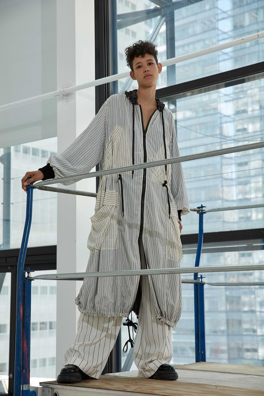 imagen 19 de Diseños monocromáticos para la mujer DKNY.